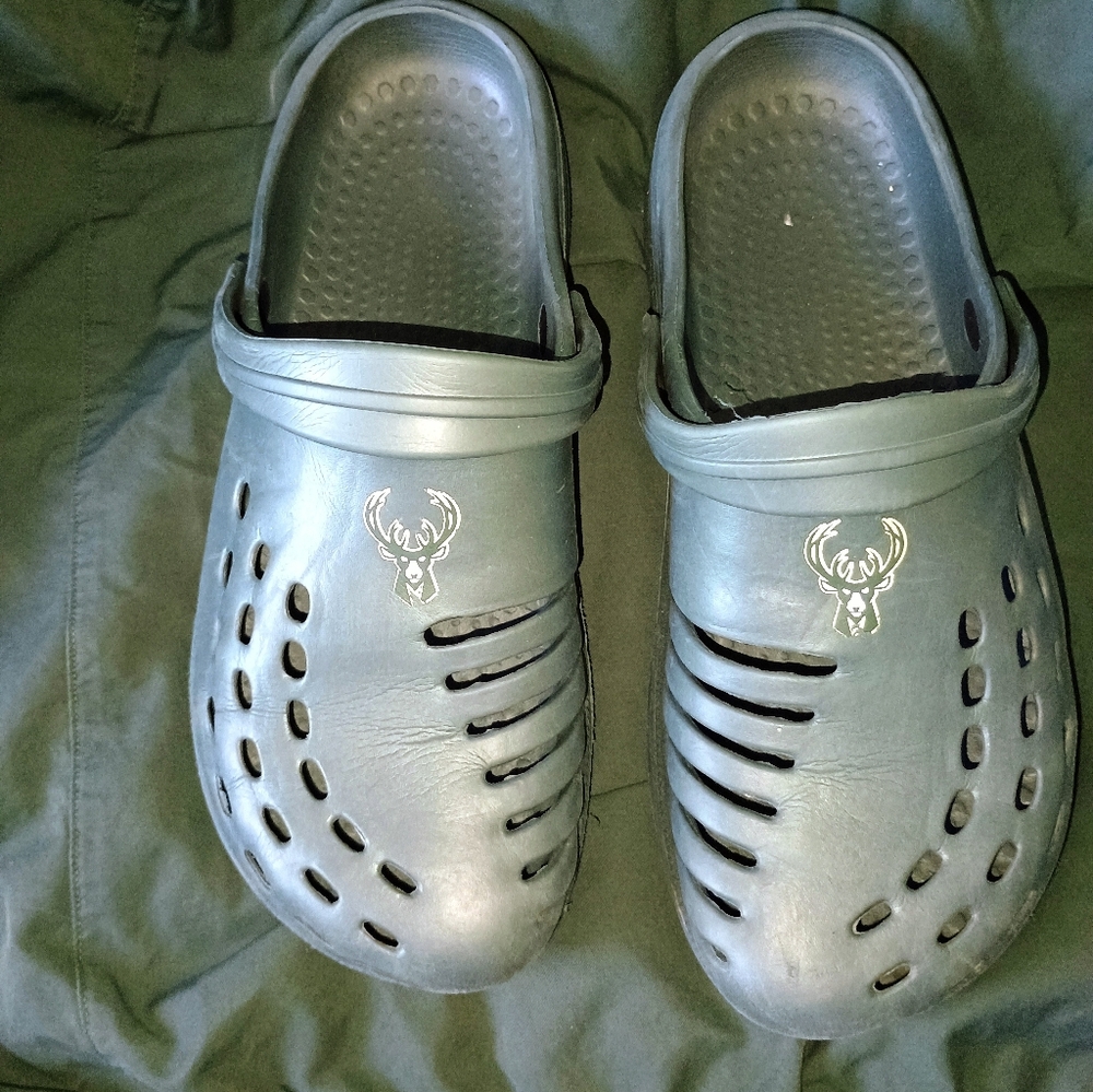 Milwaukee Bucks FOCO Molded Garden Clogs Men Size Large